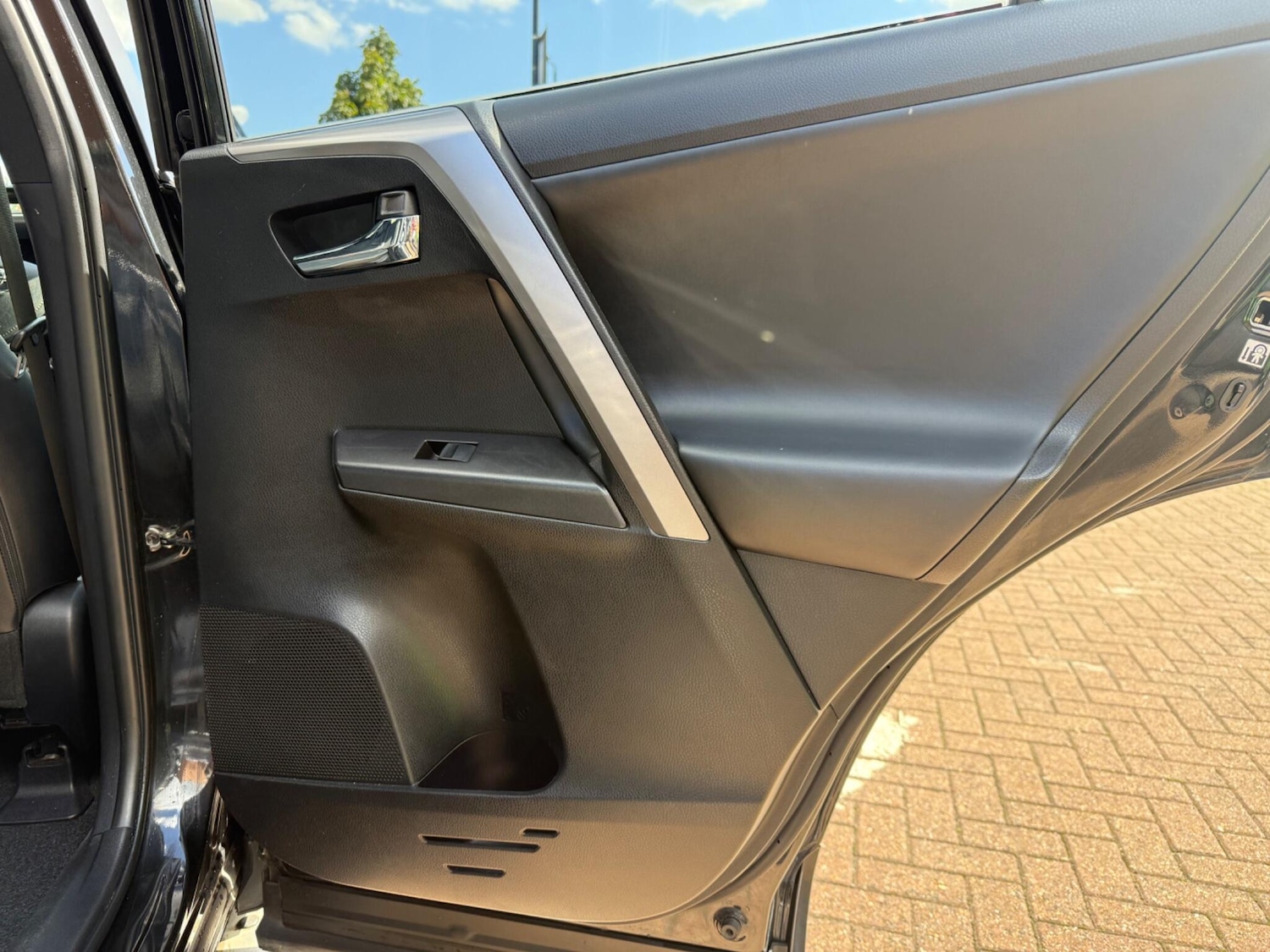 Used Toyota RAV4 2017 for sale - 76551924: Photo 31