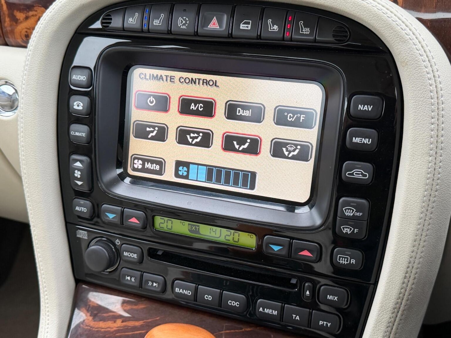 Used Jaguar XJ 2009 for sale - 76734805: Photo 25