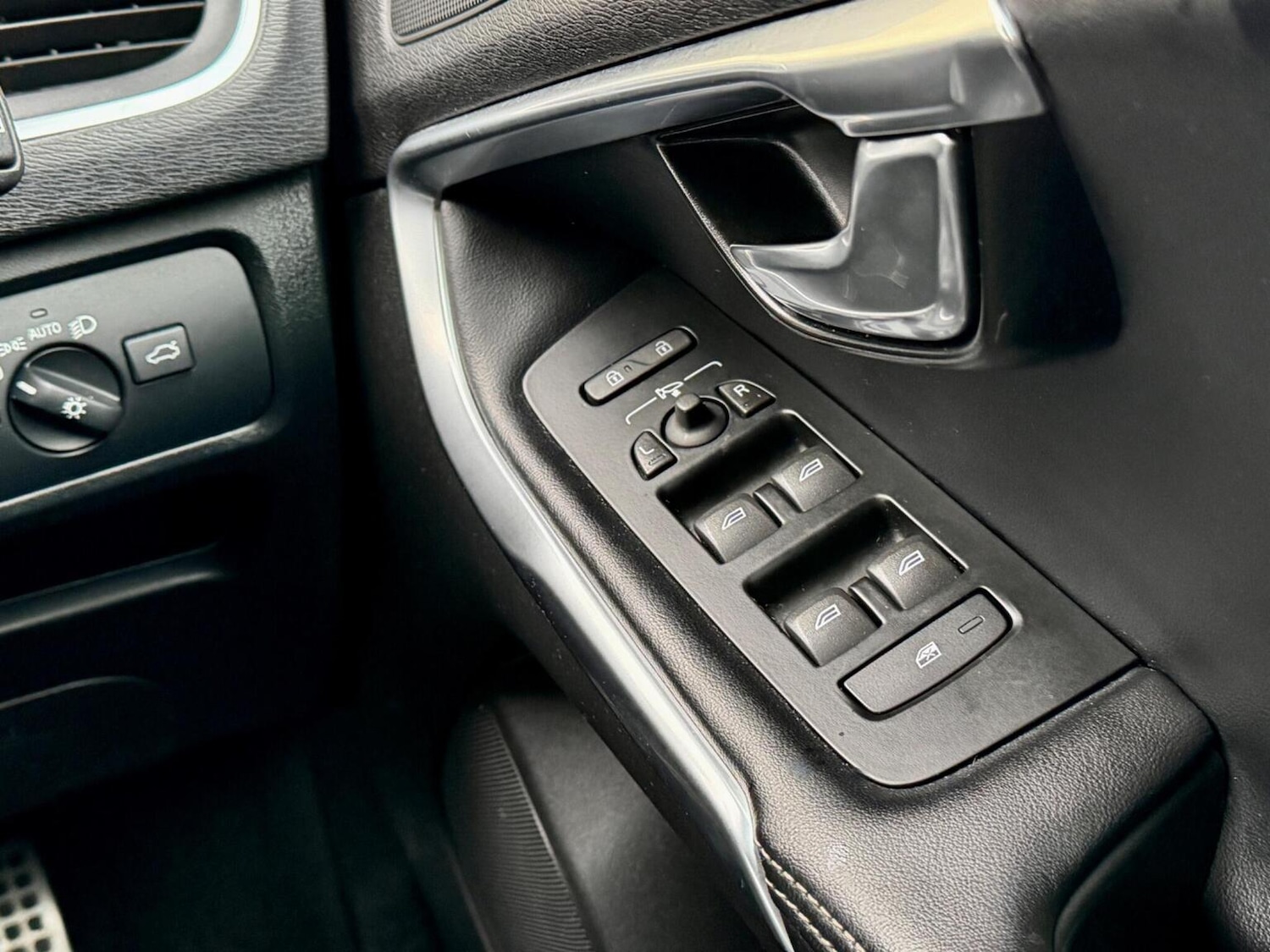 Used Volvo V40 2017 for sale - 77465830: Photo 24