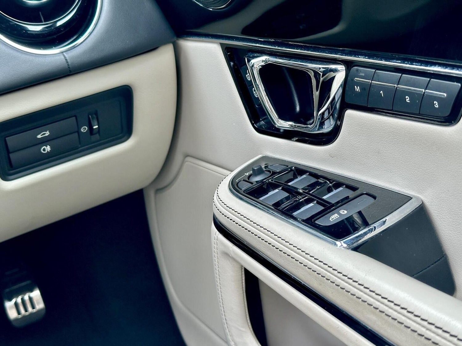 Used Jaguar XJ 2018 for sale - 76624403: Photo 21