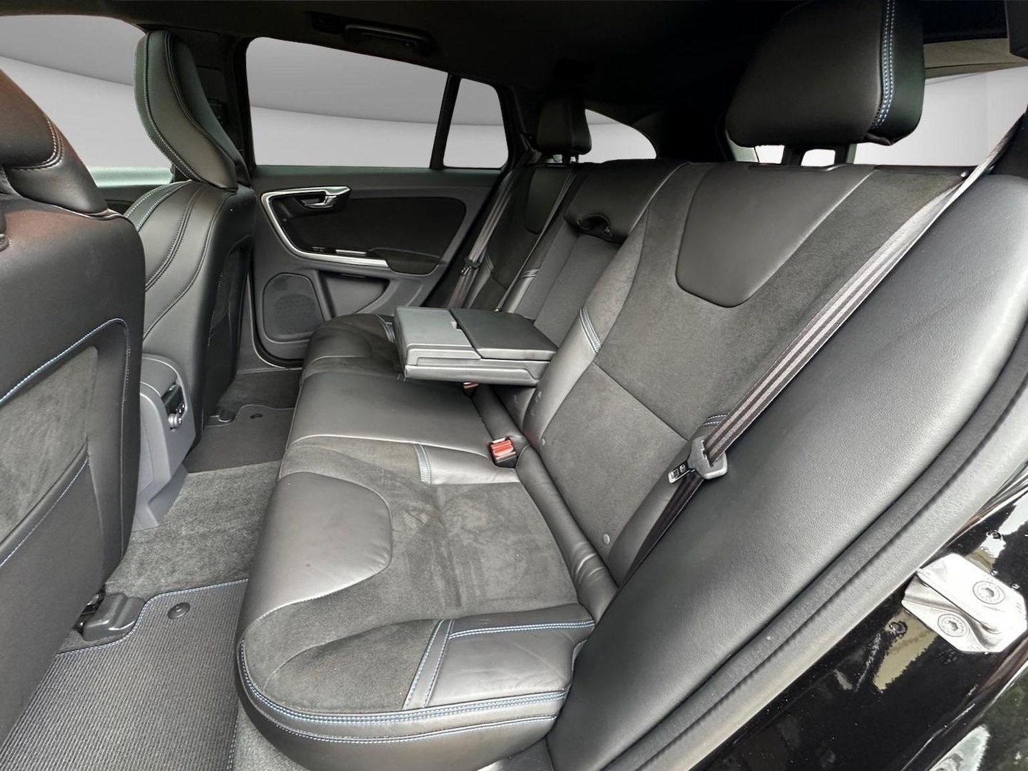 Used Volvo V60 2015 for sale - 76624452: Photo 15