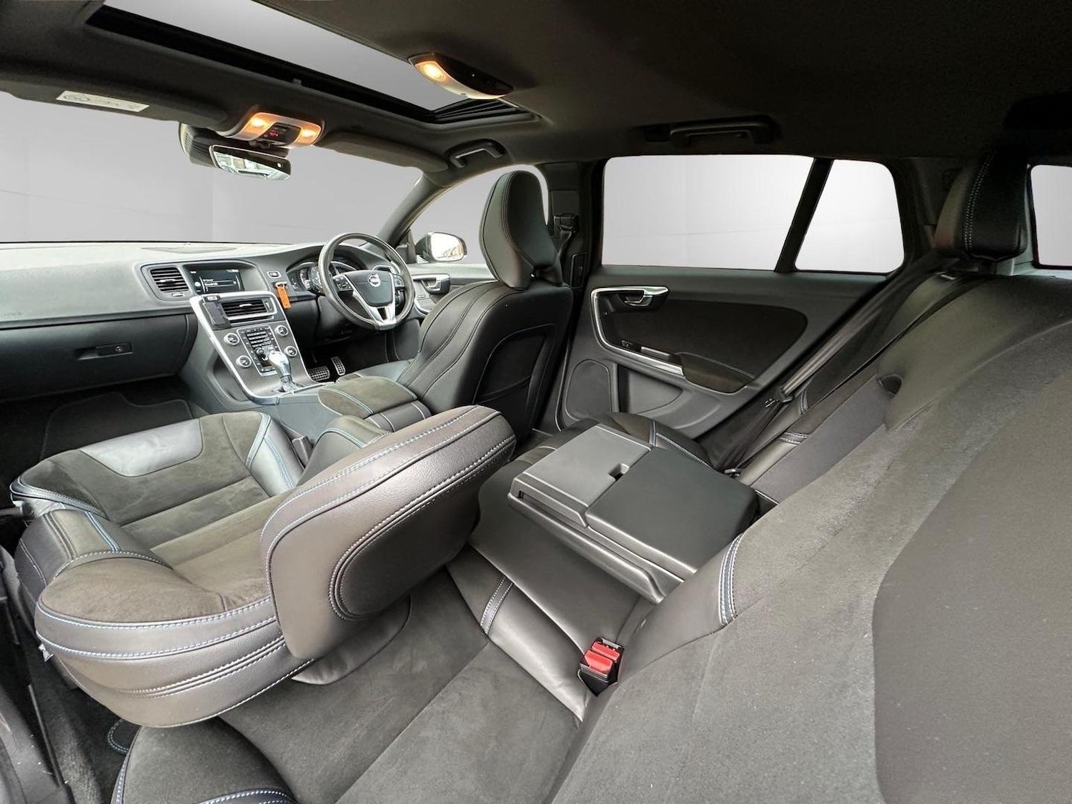 Used Volvo V60 2015 for sale - 76624452: Photo 17