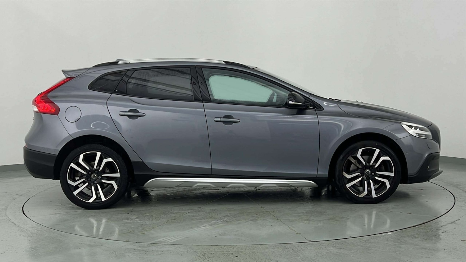 Used Volvo V40 2017 for sale - 76704598: Photo 2