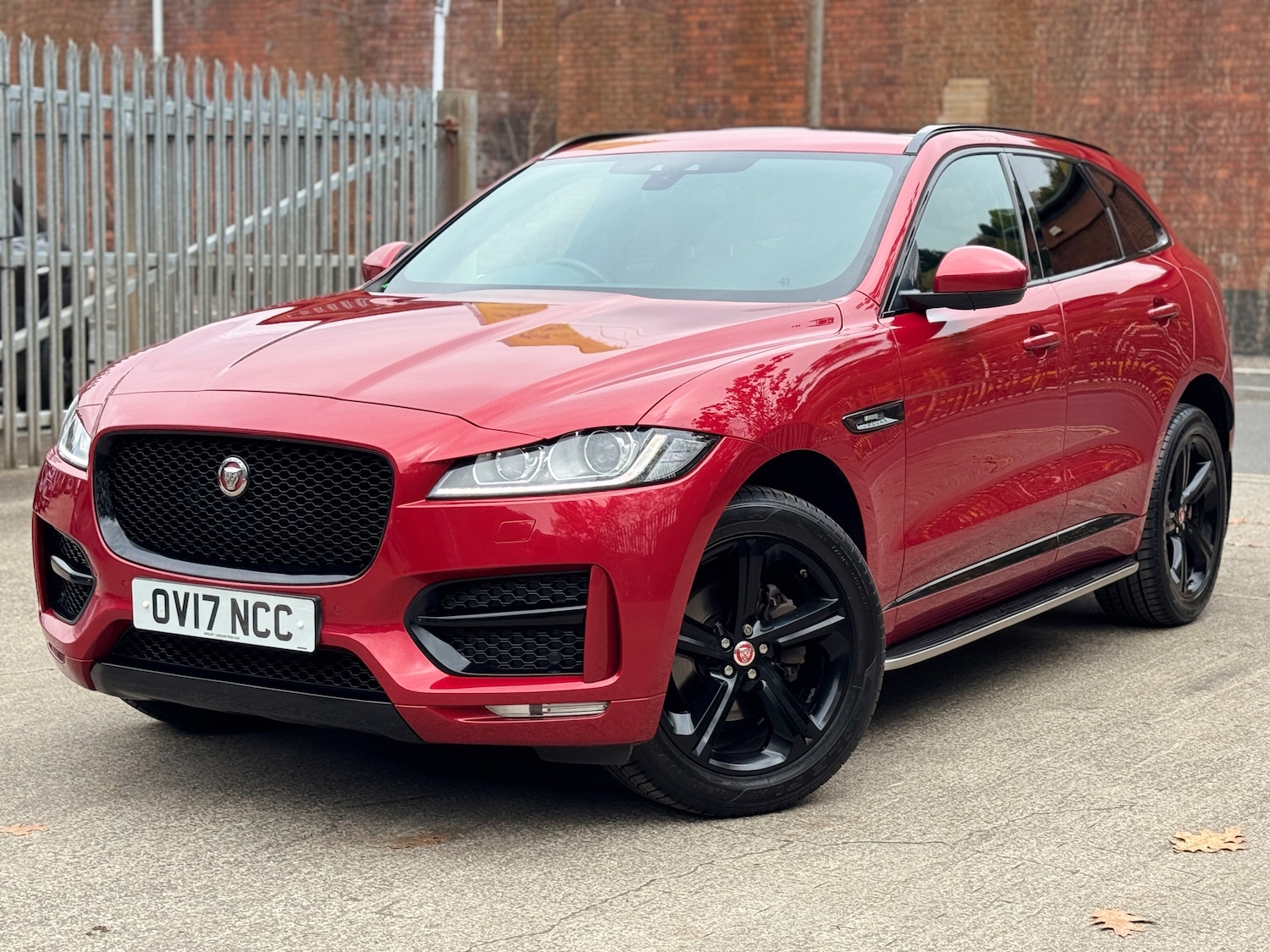 Used Jaguar F-Pace 2017 for sale - 76206627: Photo 2