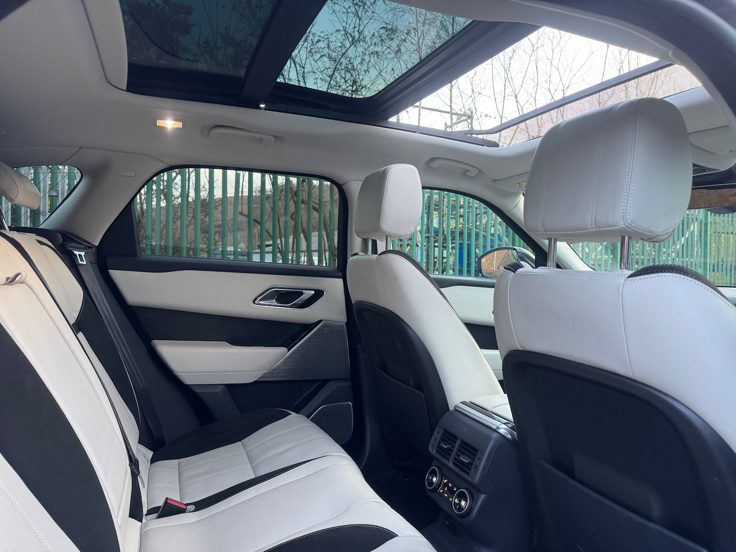 Used Land Rover Range Rover Velar 2017 for sale - 76985677: Photo 19