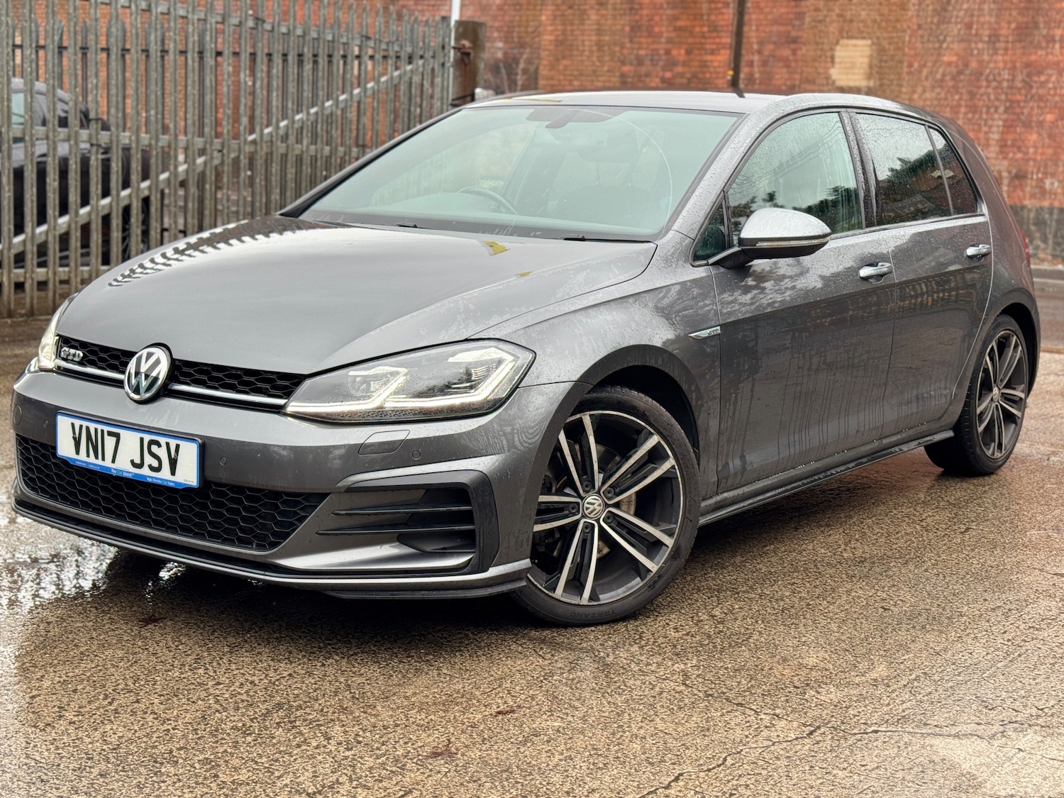 Used Volkswagen Golf 2017 for sale - 76402653: Photo 2