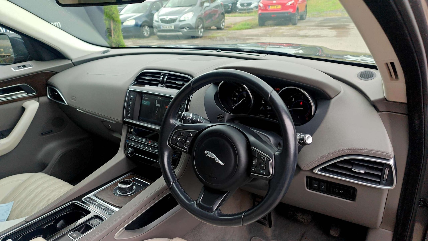 Used Jaguar F-Pace 2016 for sale - 76557811: Photo 2