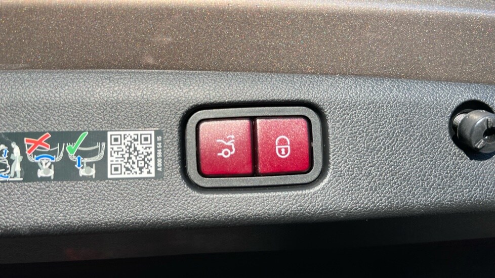 Used Mercedes-Benz E Class 2025 for sale - 76960230: Photo 32