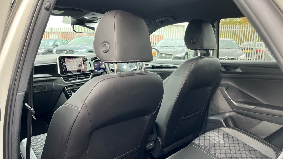 Used Volkswagen T-Roc 2024 for sale - 76297355: Photo 30
