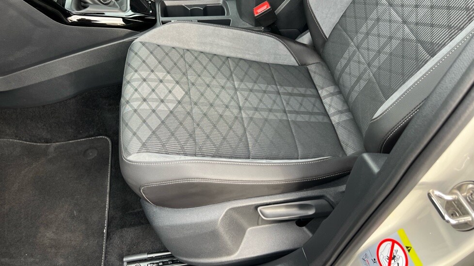 Used Volkswagen T-Roc 2024 for sale - 76297355: Photo 33