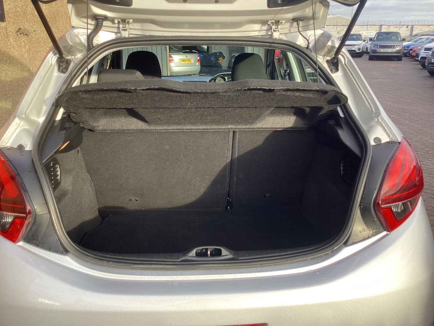 Used Peugeot 208 2015 for sale - 76850180: Photo 11