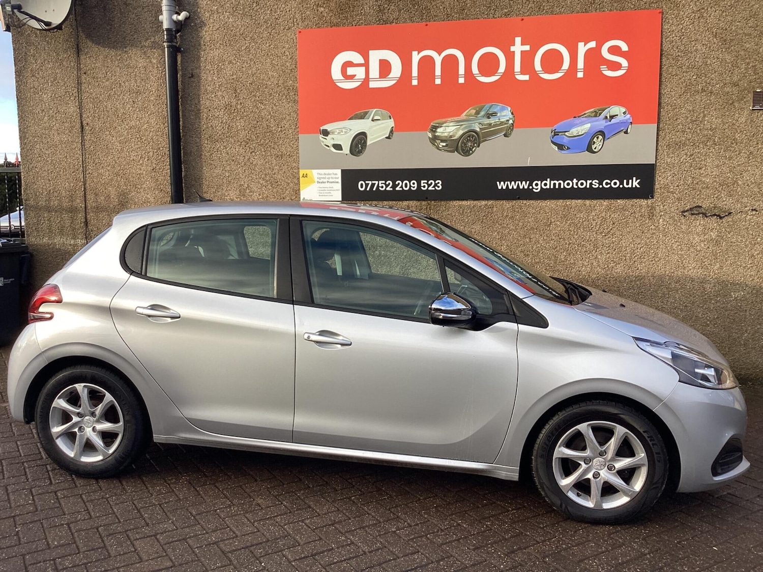 Used Peugeot 208 2015 for sale - 76850180: Photo 4