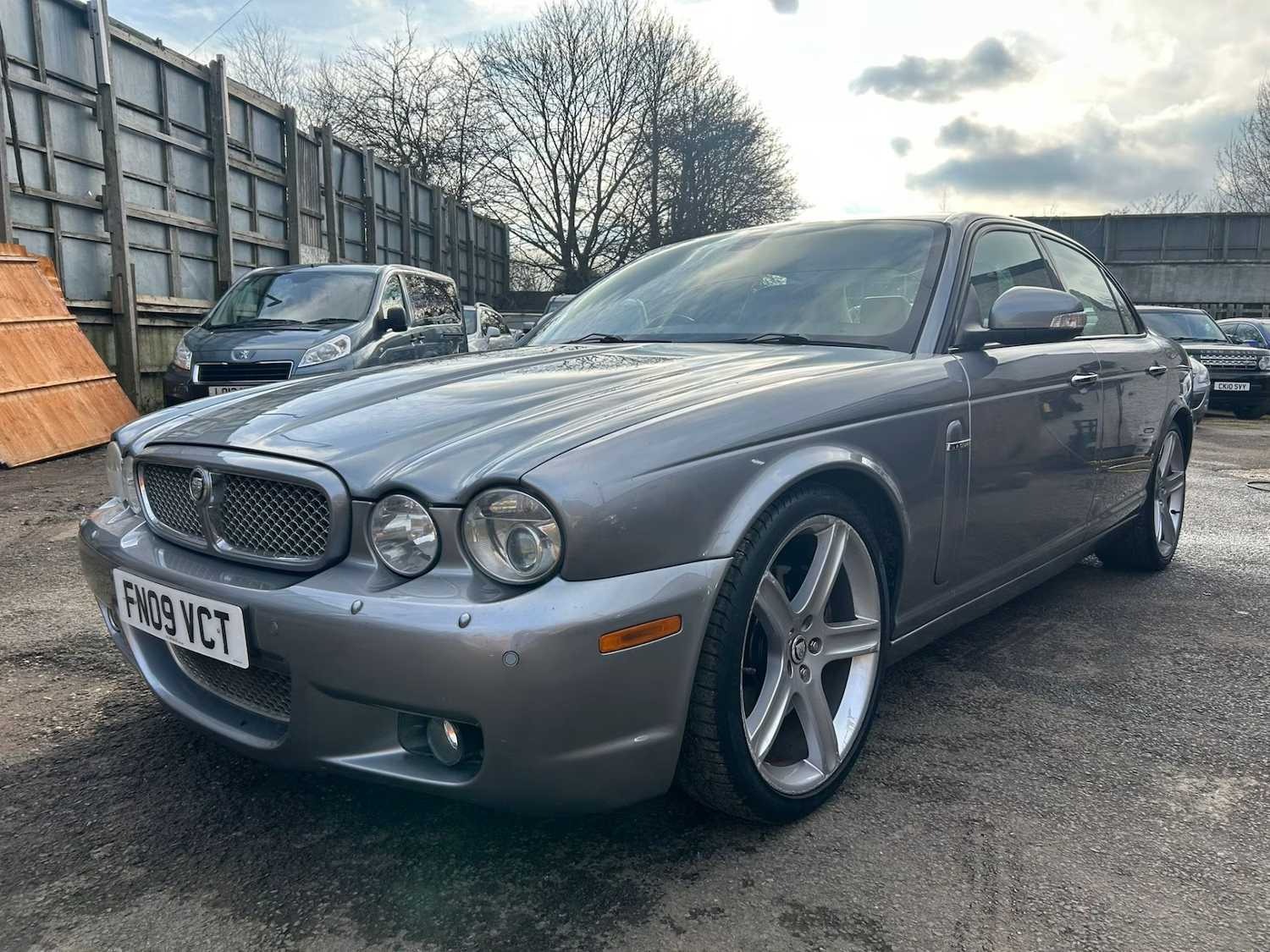 Used Jaguar XJ 2009 for sale - 78067028: Photo 2