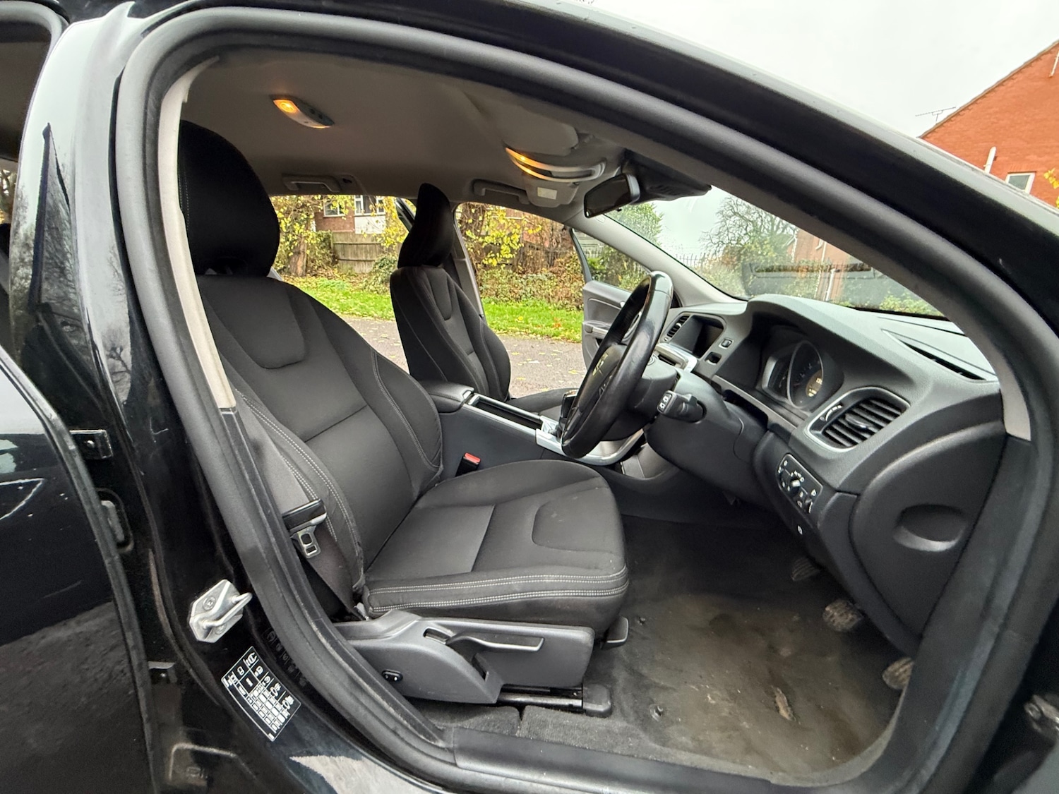 Used Volvo V60 2015 for sale - 76589123: Photo 13