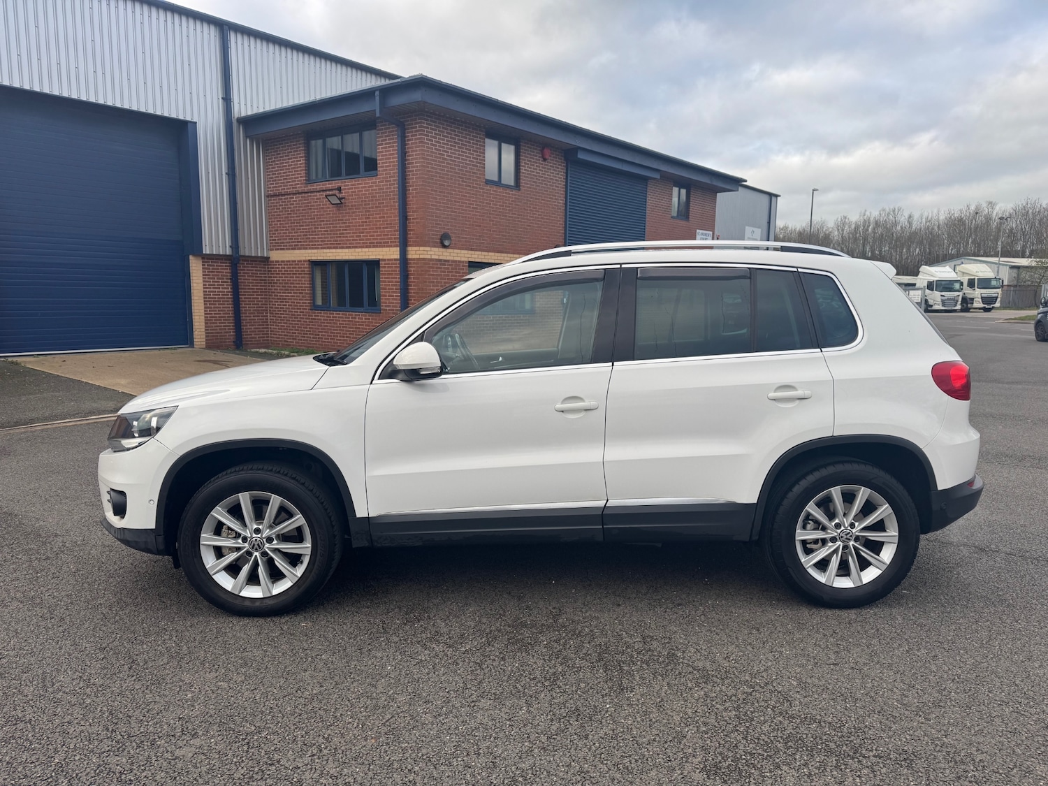Used Volkswagen Tiguan 2011 for sale - 76940252: Photo 2
