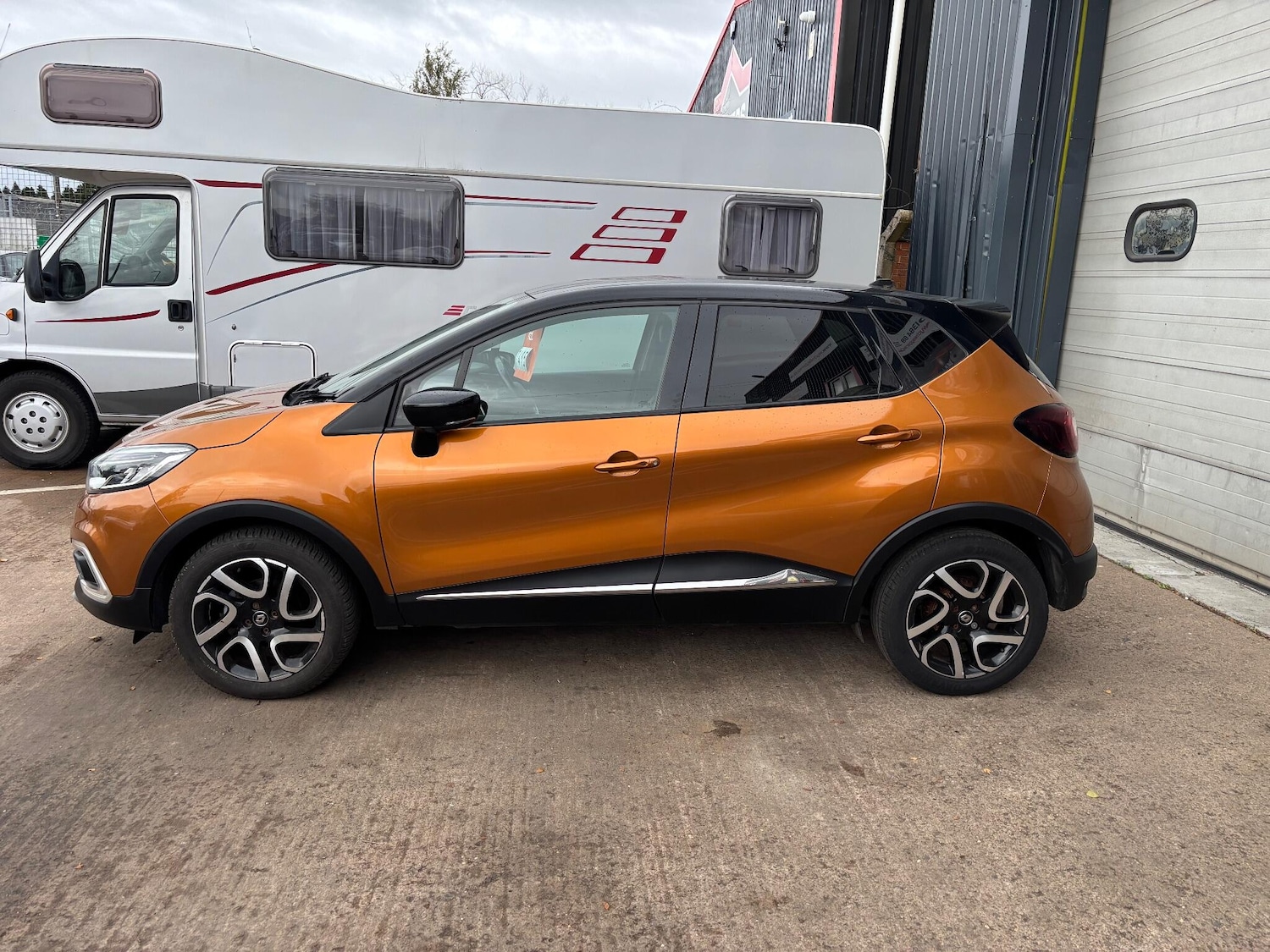 Used Renault Captur 2018 for sale - 76424444: Photo 2