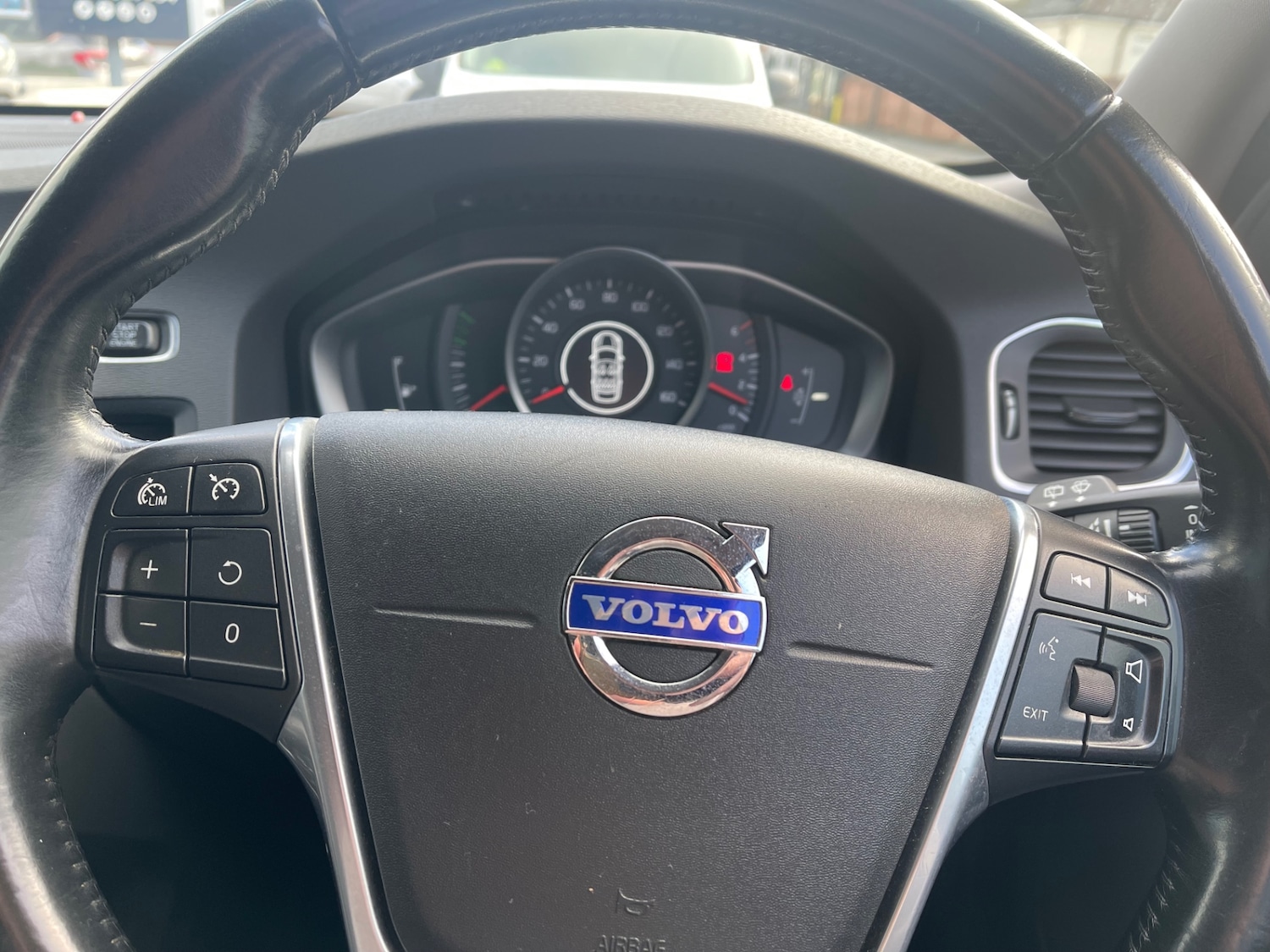 Used Volvo V60 2015 for sale - 76682689: Photo 25