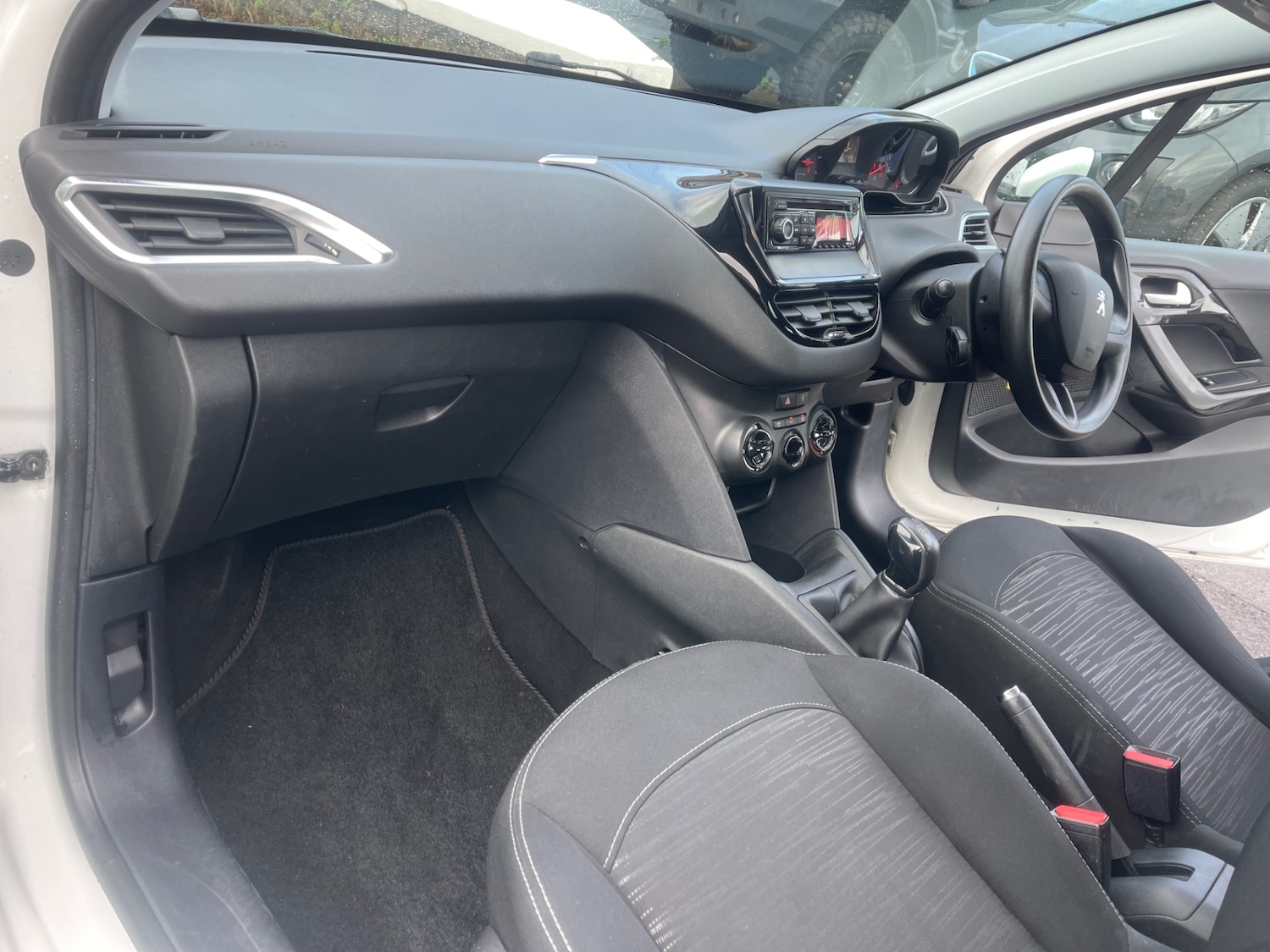 Used Peugeot 208 2014 for sale - 77557268: Photo 14