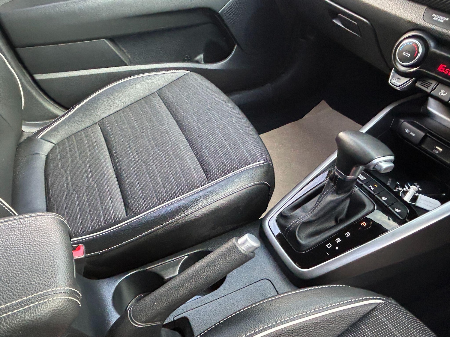 Used Kia Stonic 2023 for sale - 76377917: Photo 30