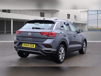 Used Volkswagen T-Roc 2018 for sale - 76439021: Photo