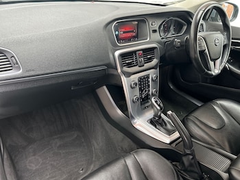 Used Volvo V40 2019 for sale - 75667354: Photo