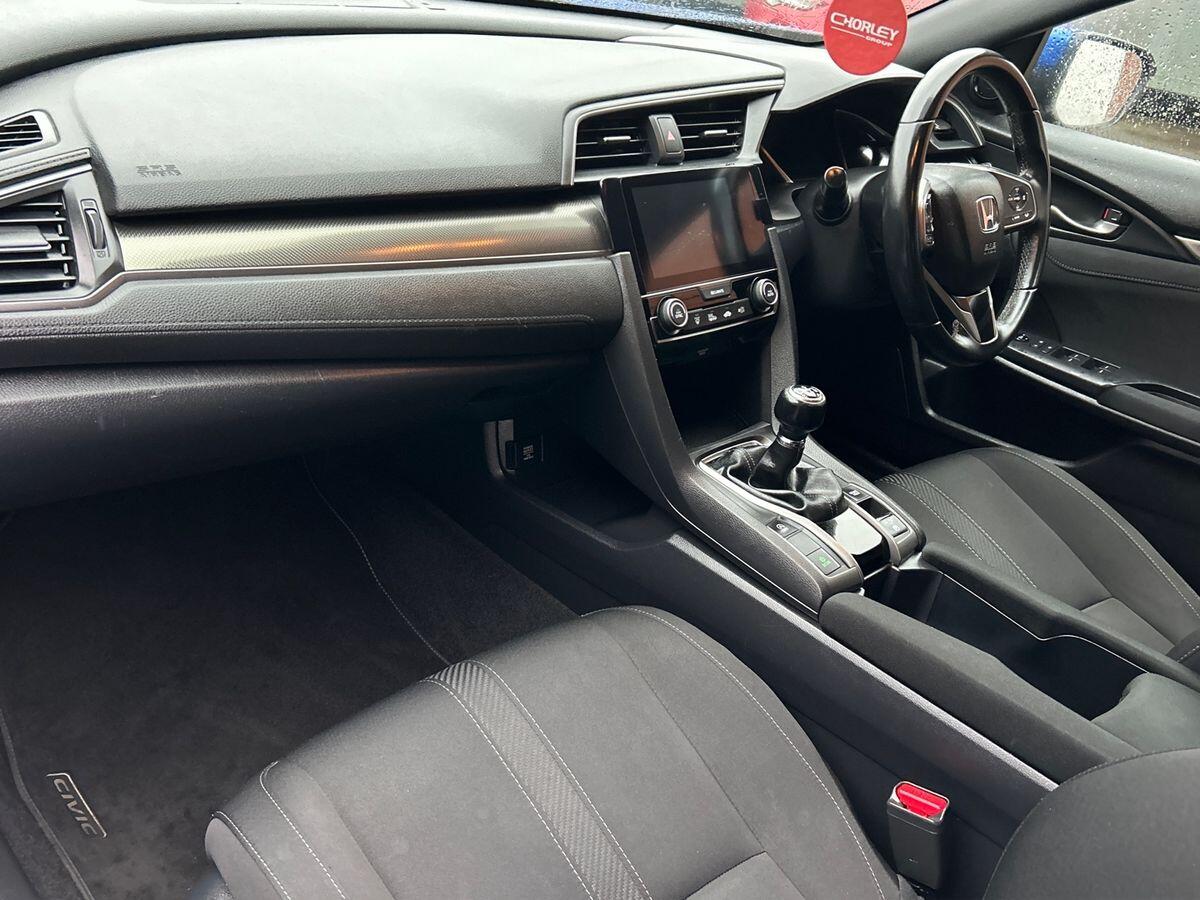 Used Honda Civic 2018 for sale - 76774581: Photo 2