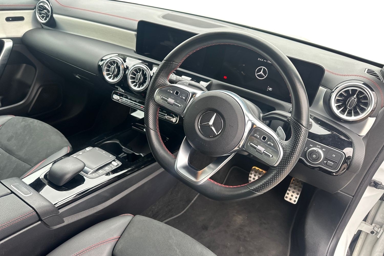 Used Mercedes-Benz CLA 2023 for sale - 76401583: Photo 2