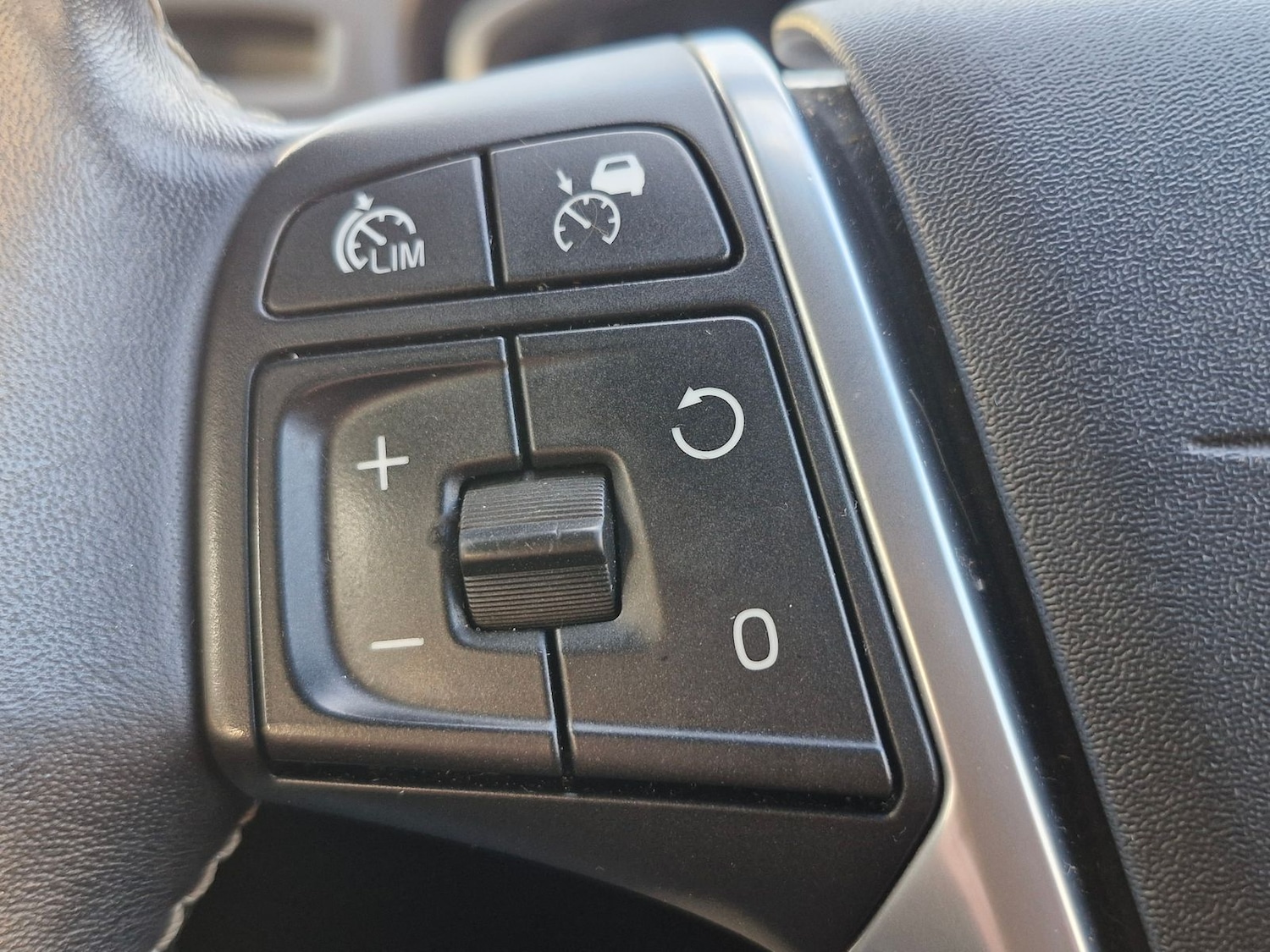 Used Volvo V40 2018 for sale - 77239571: Photo 23