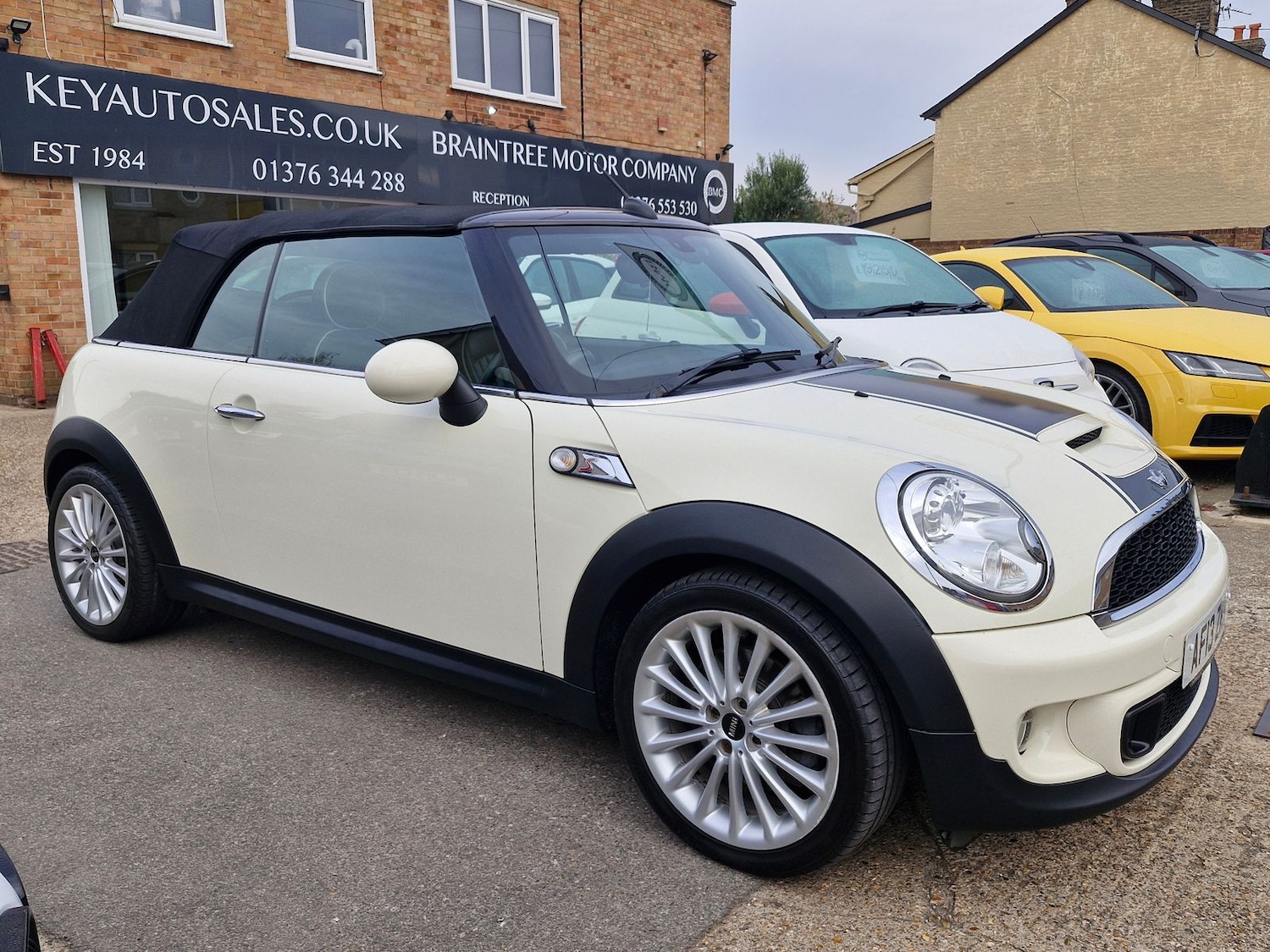 Used MINI Convertible 2013 for sale - 76124879: Photo 2