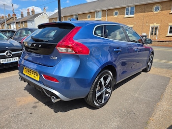 Used Volvo V40 2019 for sale - 79164180: Photo