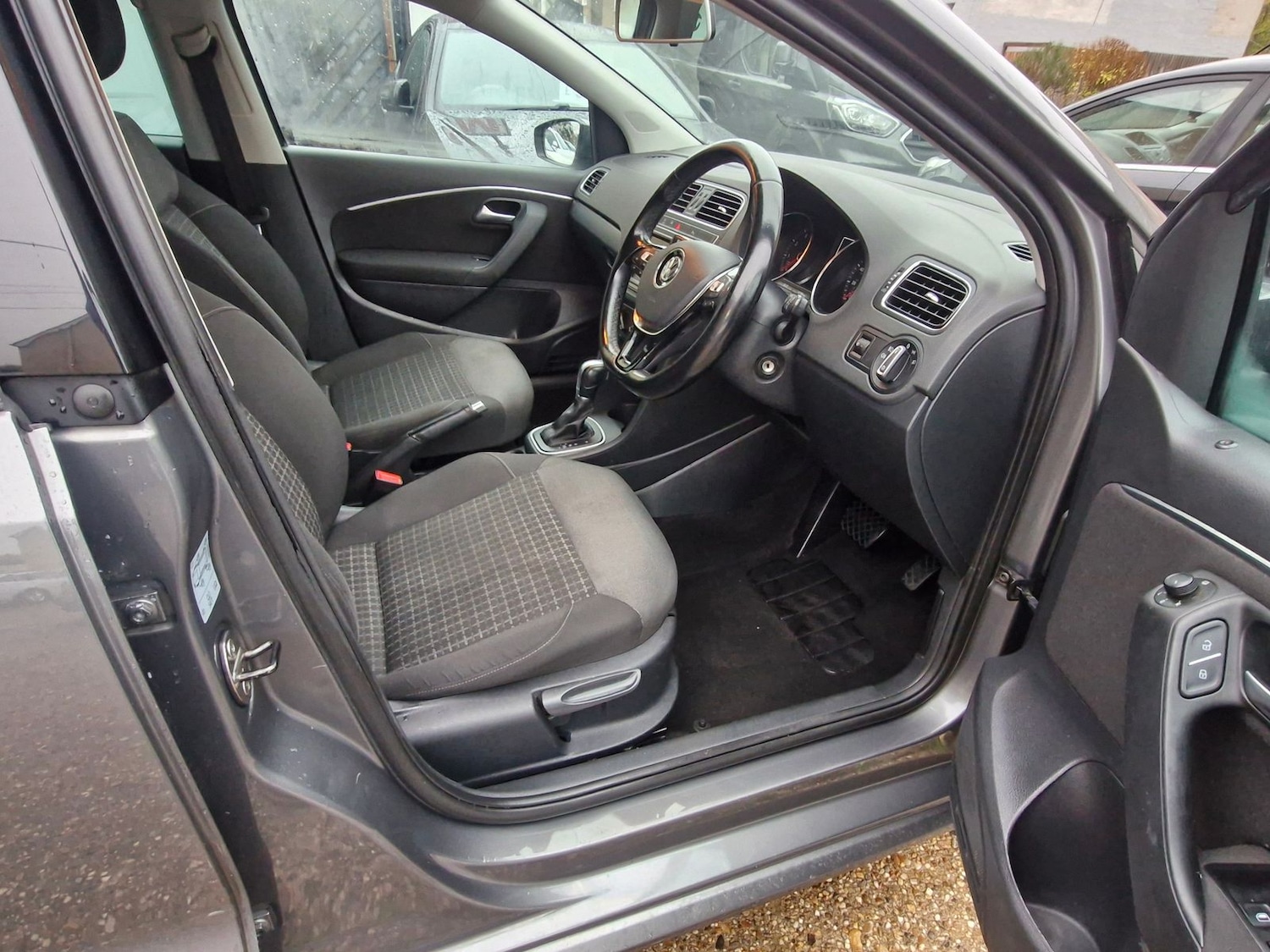 Used Volkswagen Polo 2016 for sale - 76717515: Photo 4