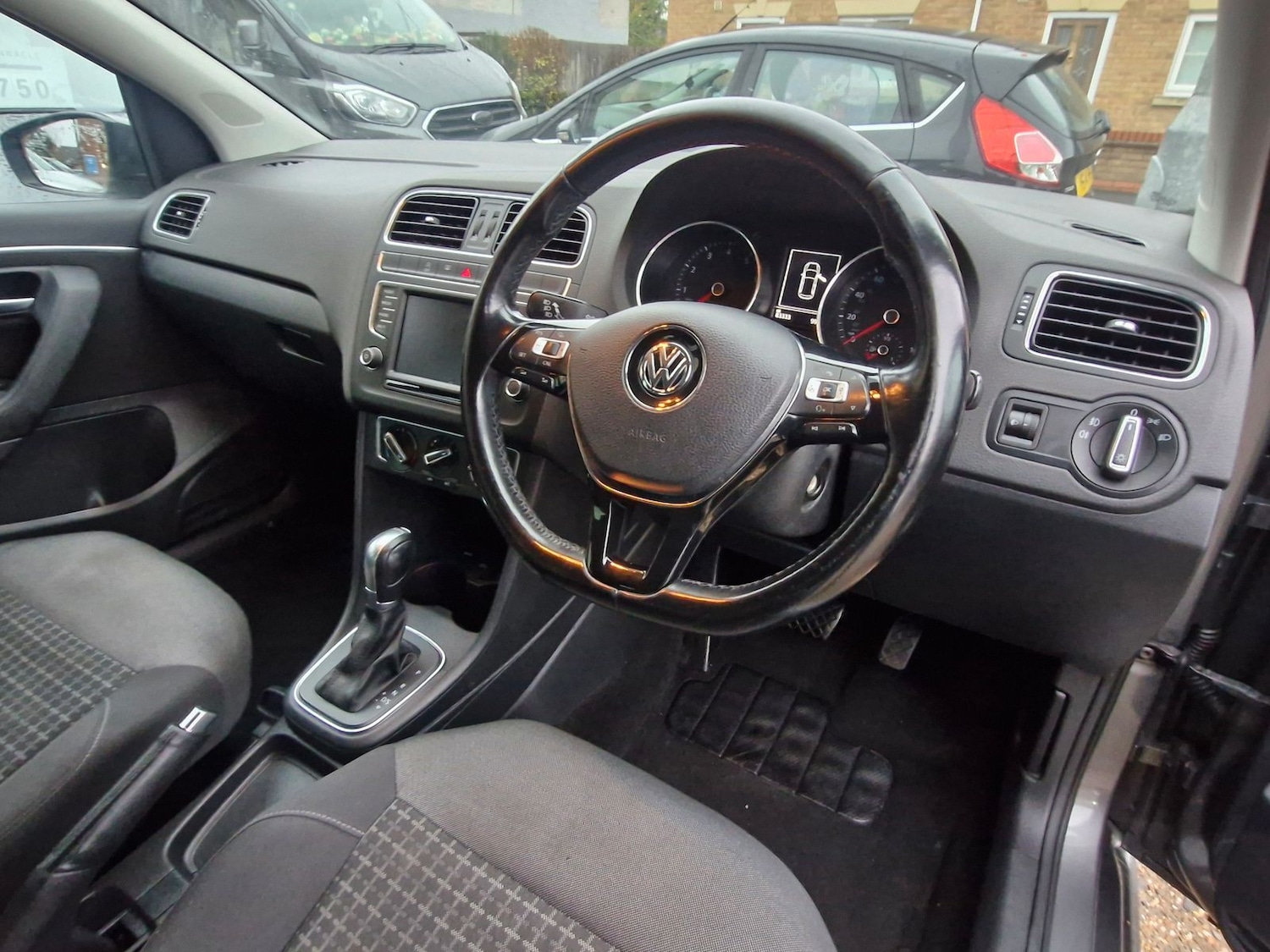 Used Volkswagen Polo 2016 for sale - 76717515: Photo 5