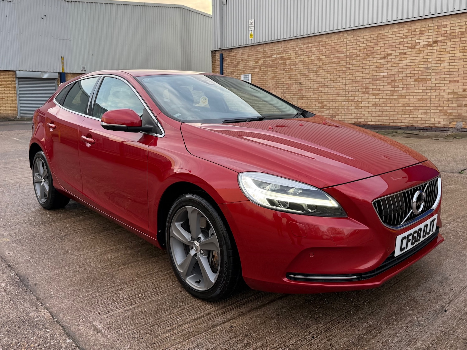 Used Volvo V40 2018 for sale - 76942305: Photo 1