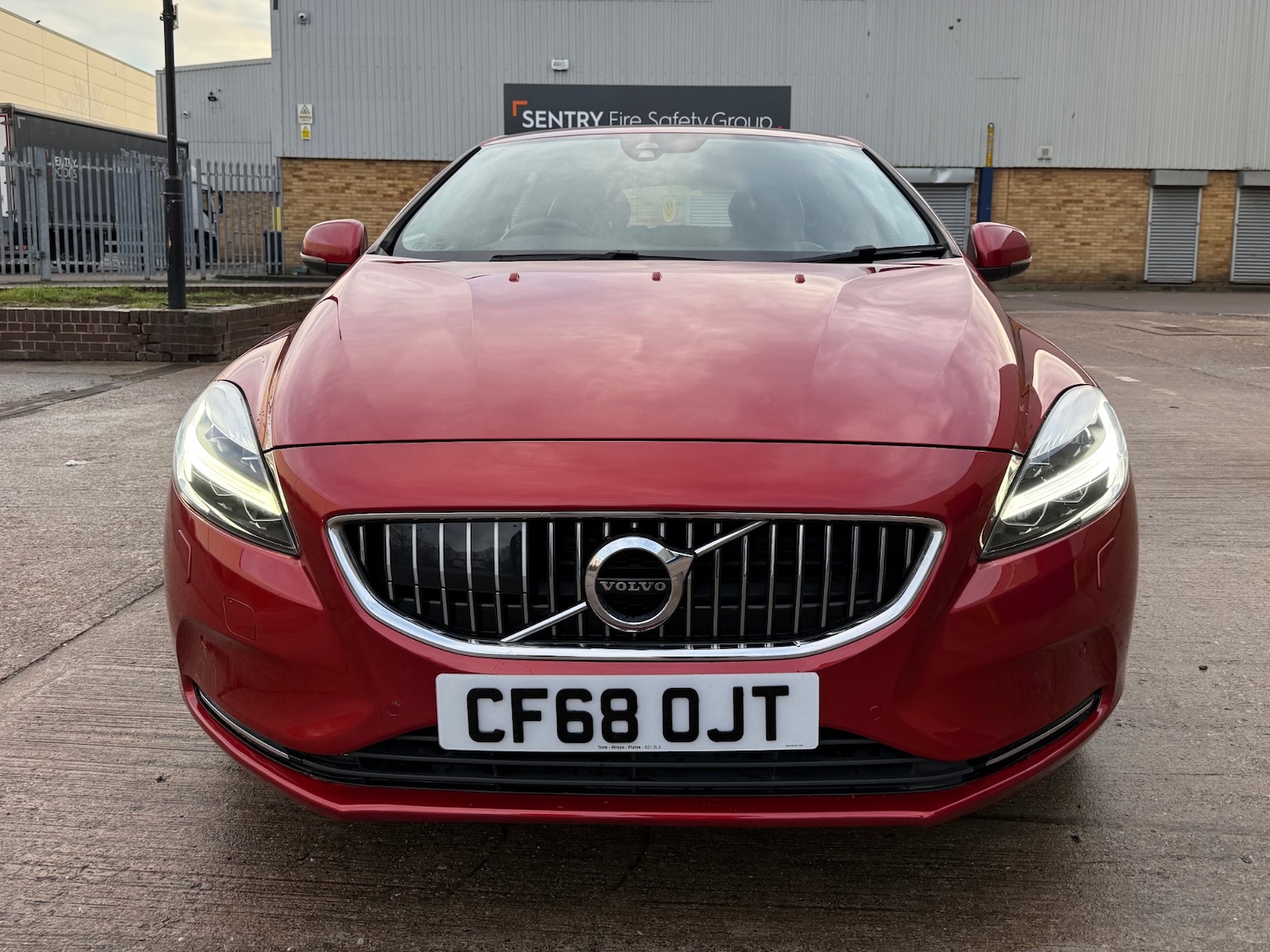 Used Volvo V40 2018 for sale - 76942305: Photo 2