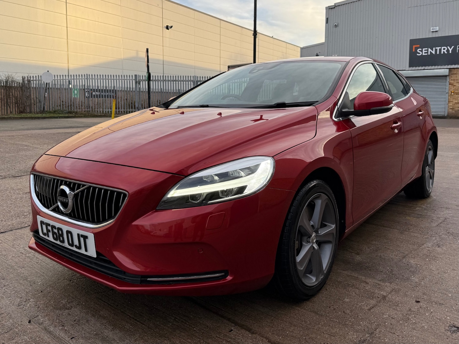 Used Volvo V40 2018 for sale - 76942305: Photo 3