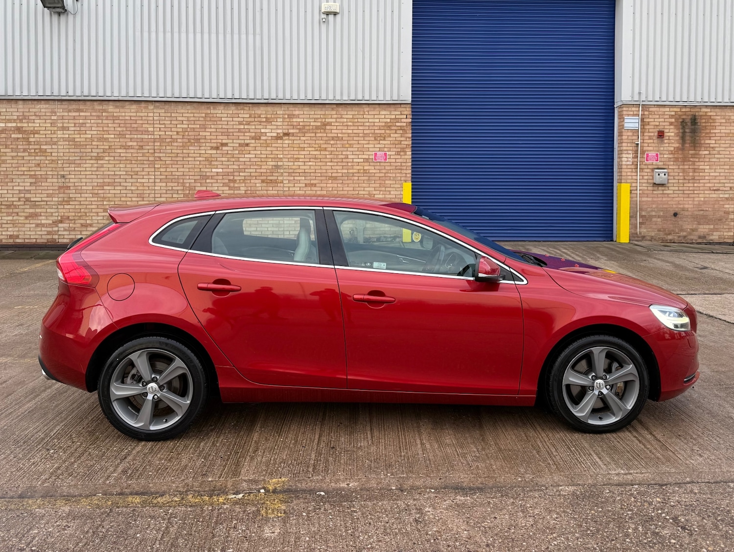 Used Volvo V40 2018 for sale - 76942305: Photo 7
