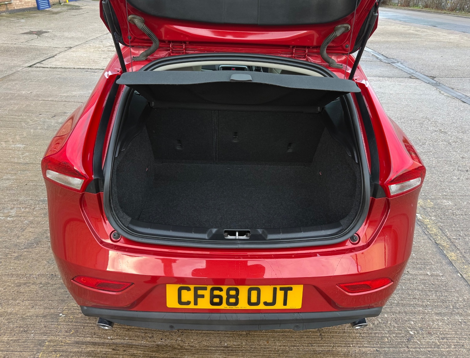 Used Volvo V40 2018 for sale - 76942305: Photo 8