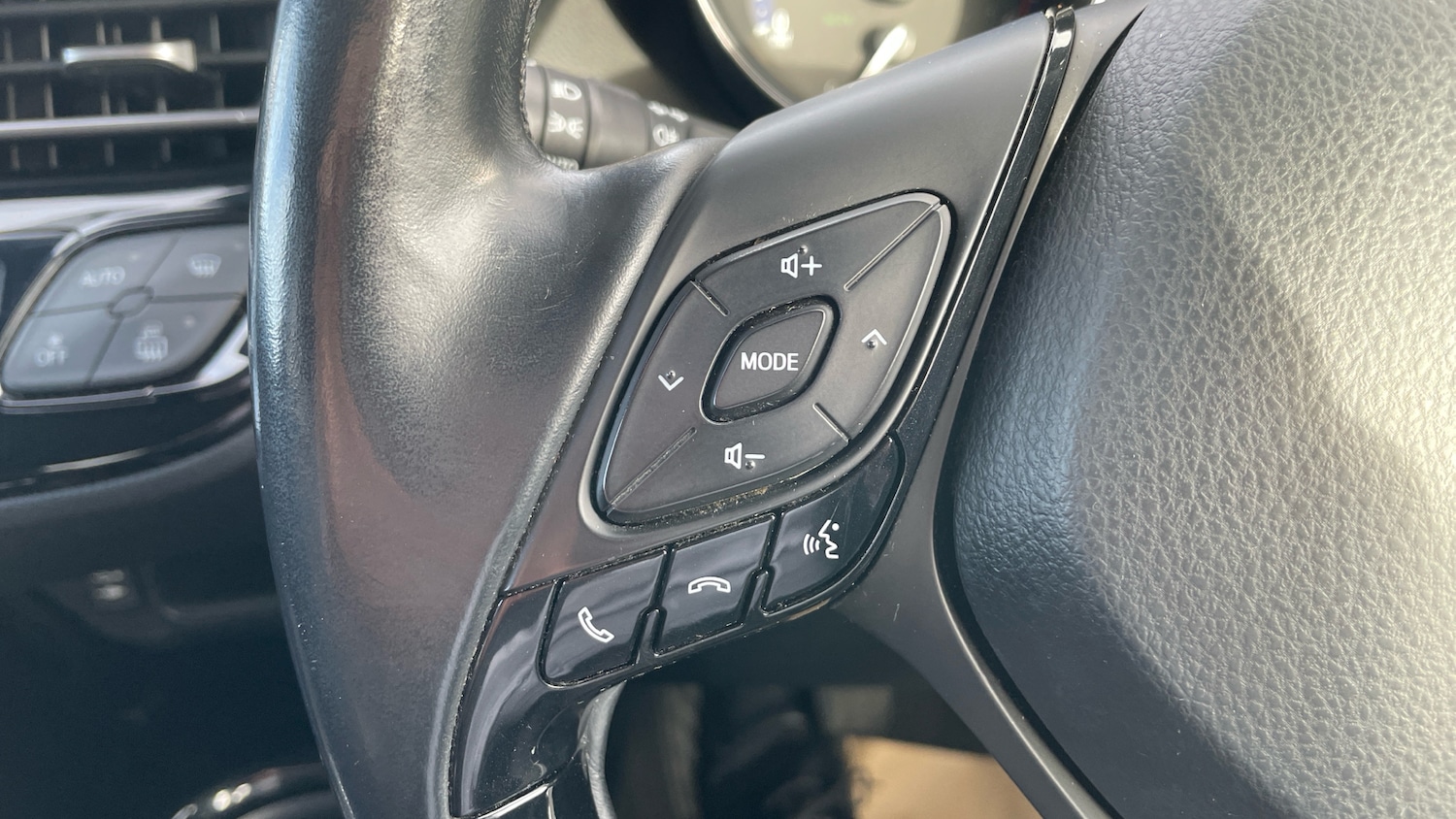 Used Toyota C-HR 2017 for sale - 76352039: Photo 35