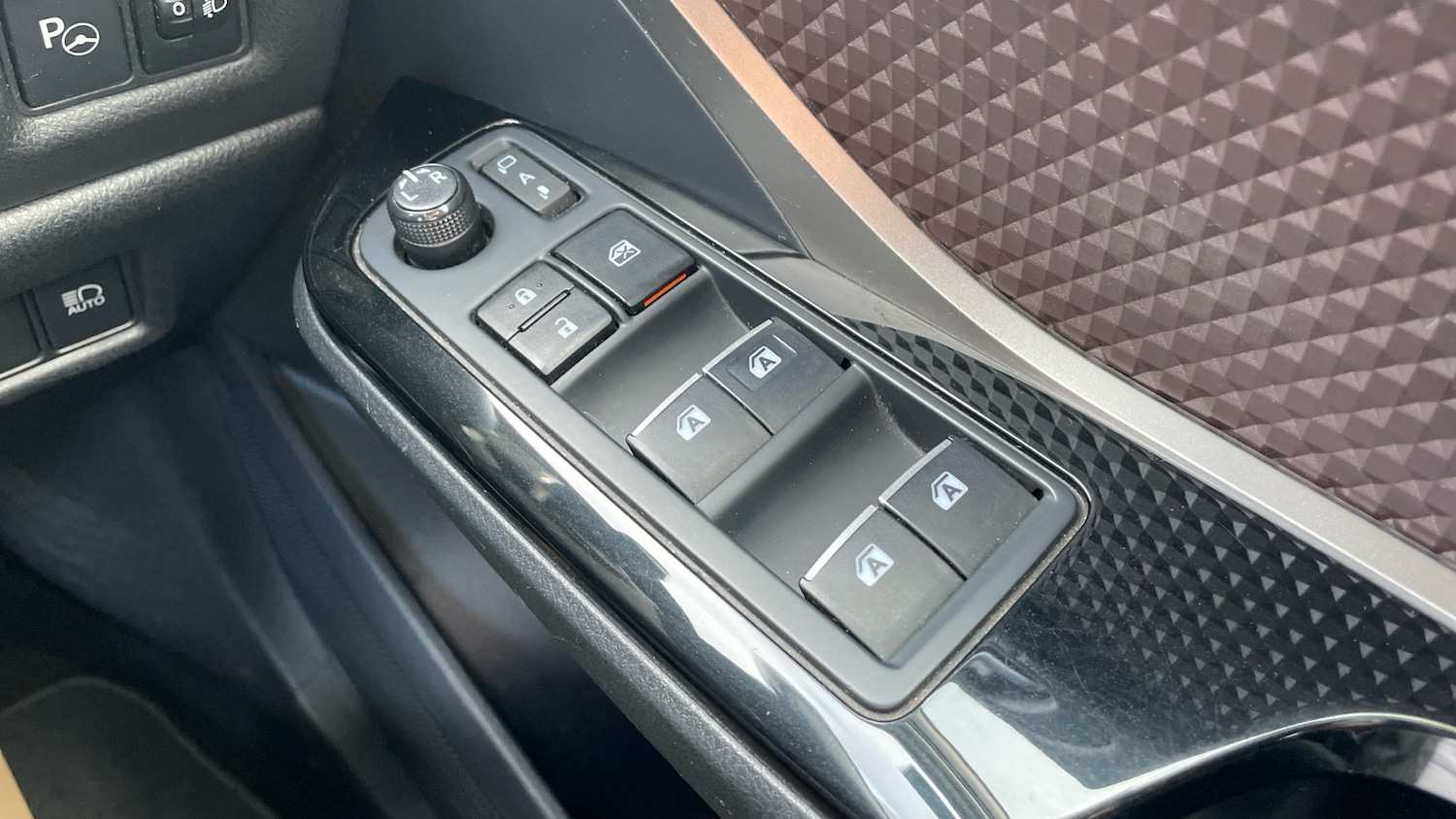 Used Toyota C-HR 2017 for sale - 76352039: Photo 41