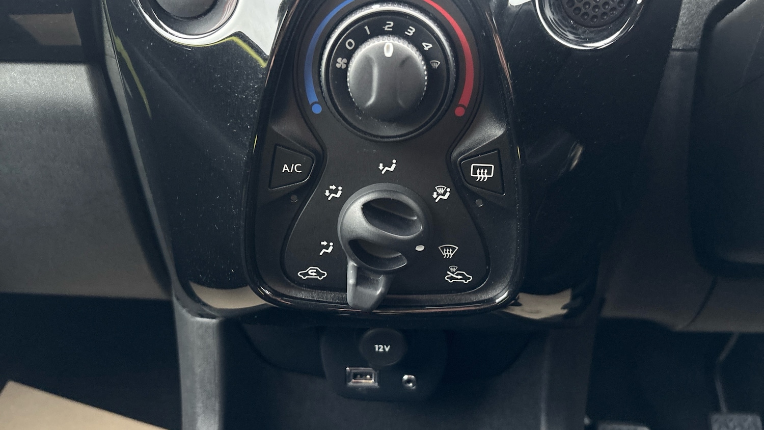 Used Toyota AYGO 2016 for sale - 76830565: Photo 24