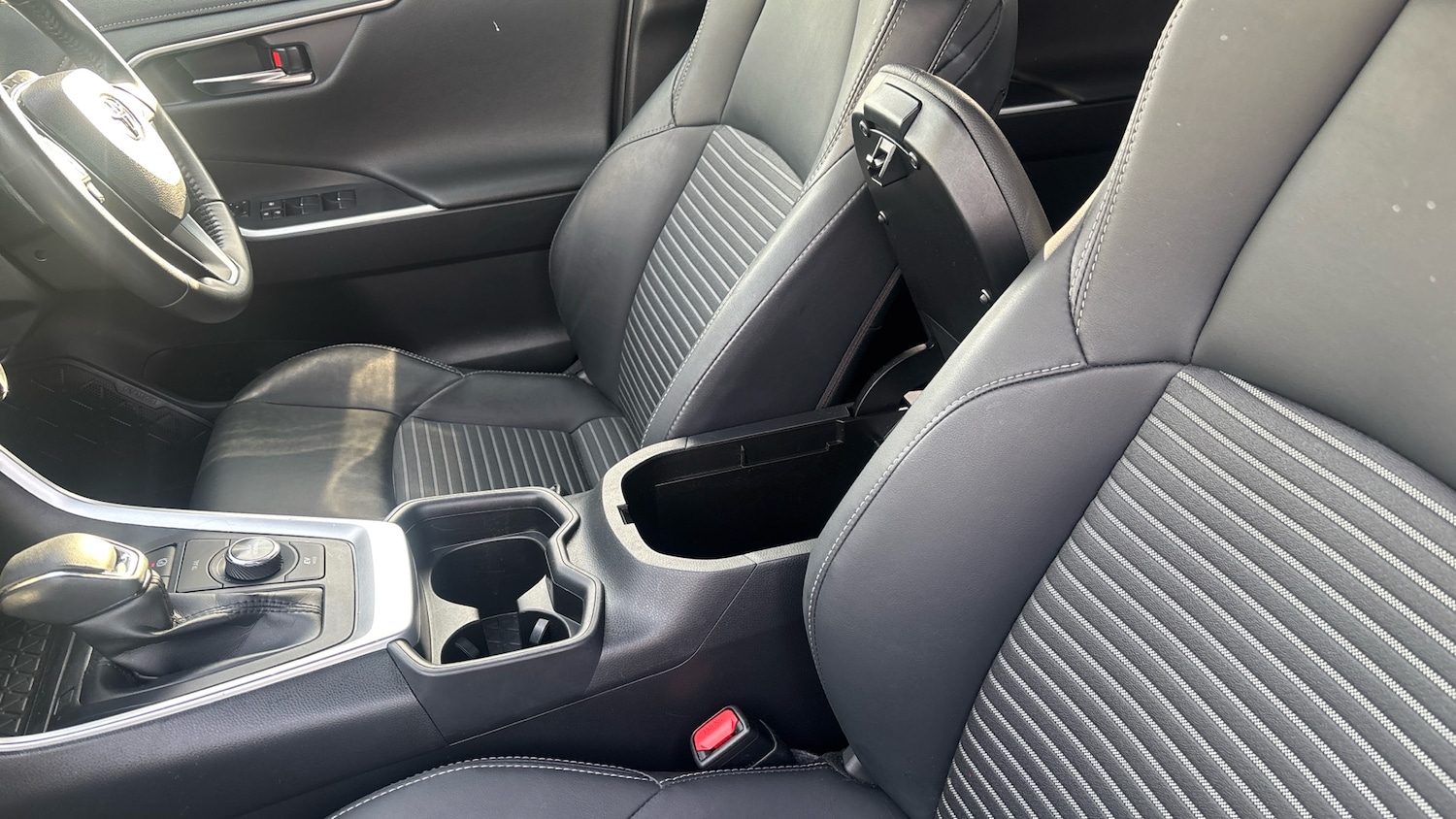 Used Toyota RAV4 2022 for sale - 76352384: Photo 32