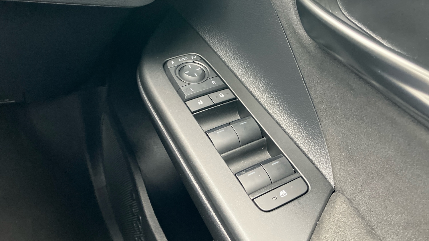 Used Toyota C-HR 2024 for sale - 76984628: Photo 31