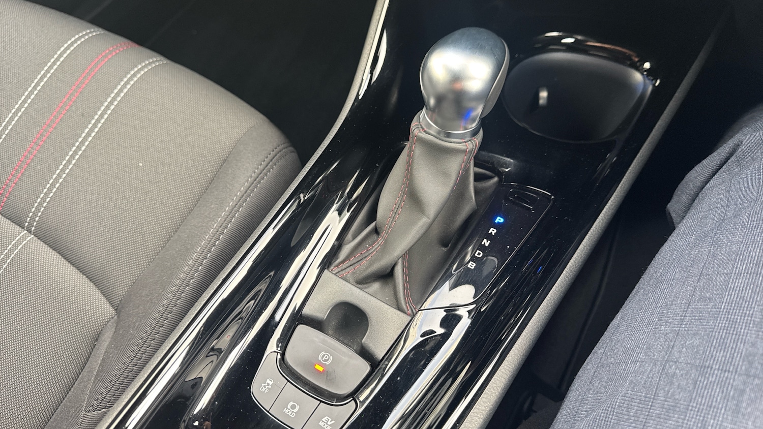 Used Toyota C-HR 2022 for sale - 76289103: Photo 41