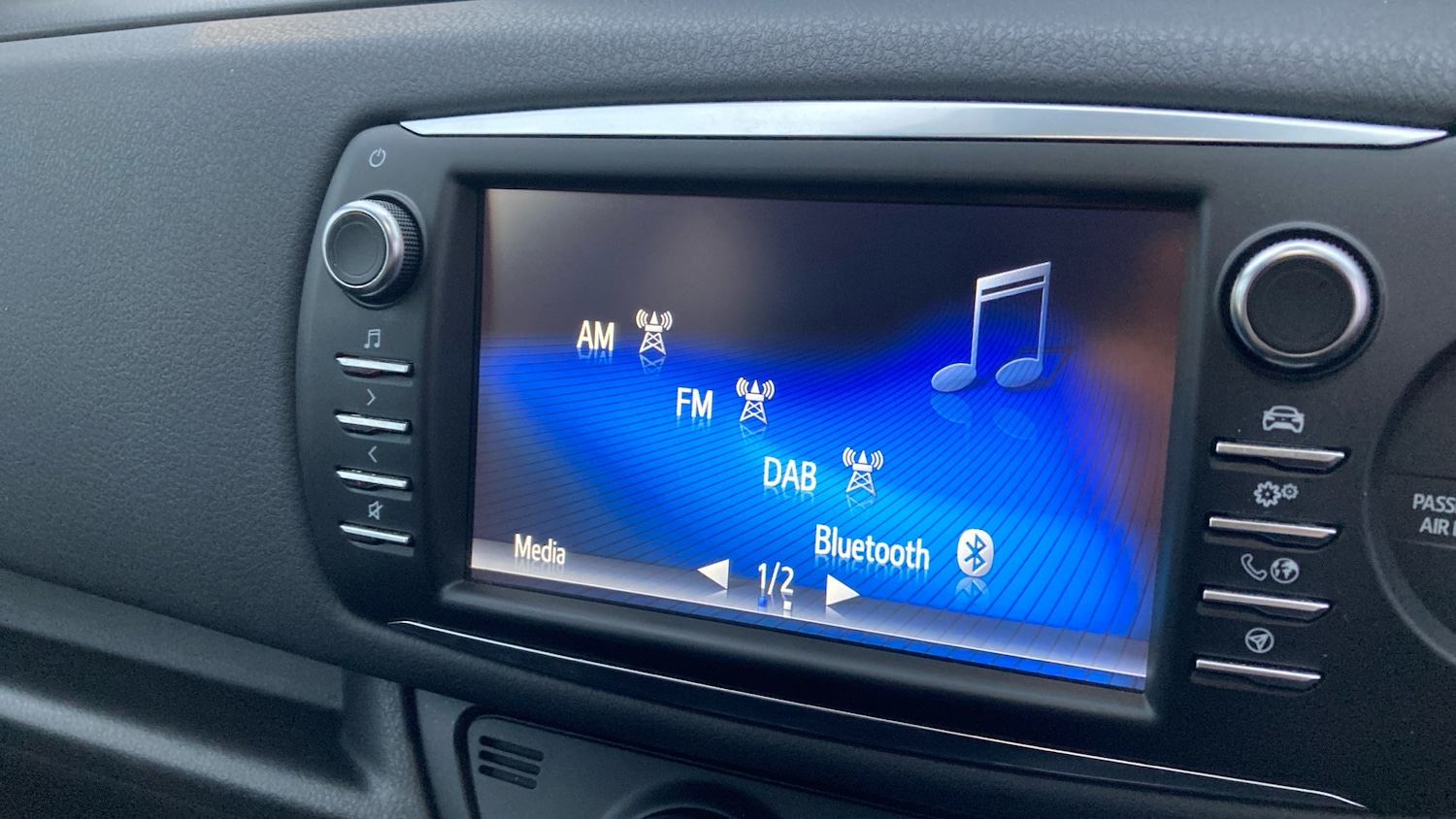 Used Toyota Yaris 2017 for sale - 76830561: Photo 42