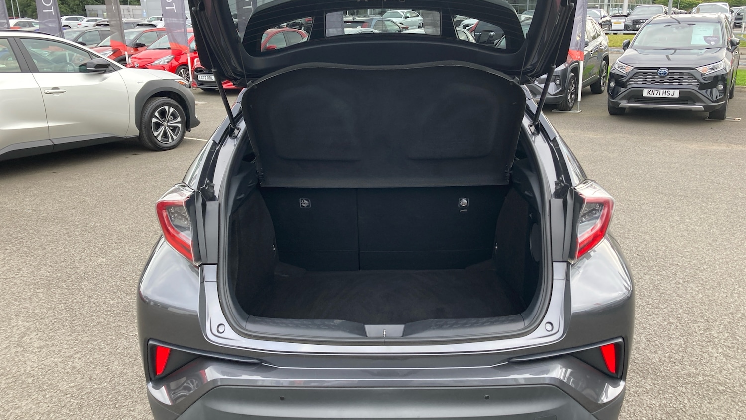 Used Toyota C-HR 2019 for sale - 76170642: Photo 14