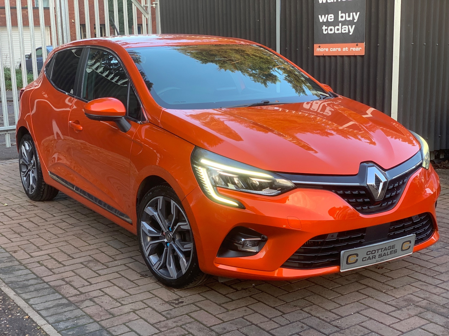 Used Renault Clio 2019 for sale - 76946031: Photo 2