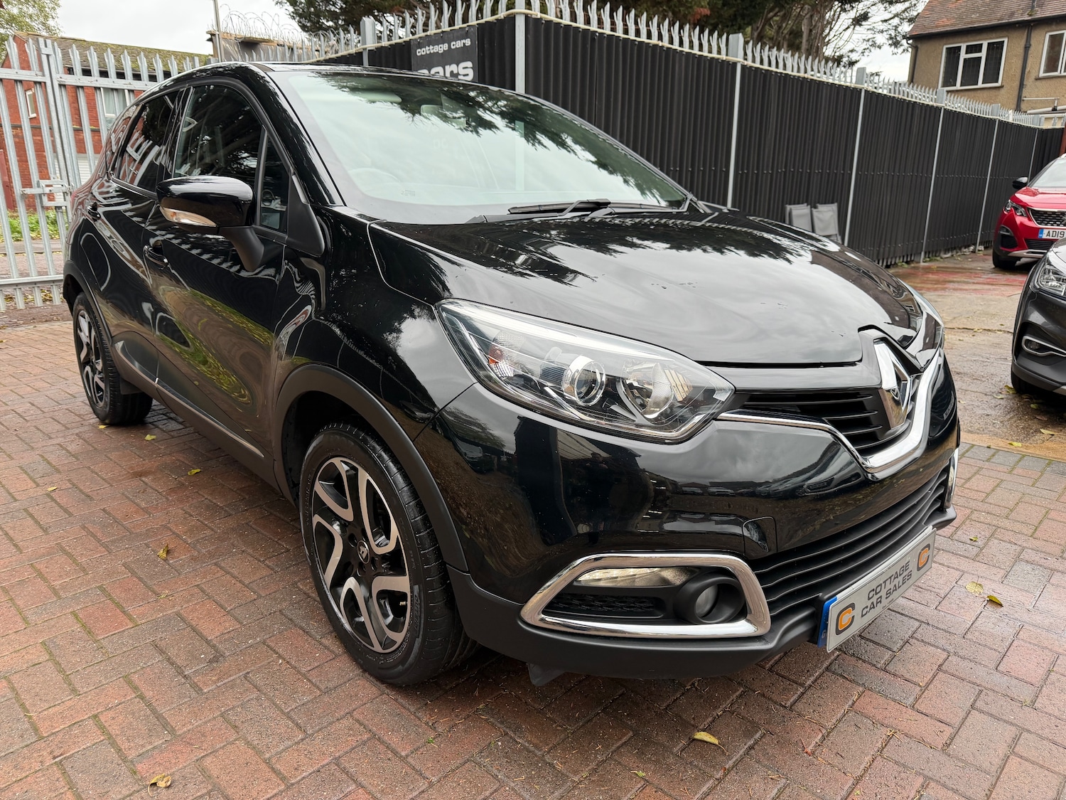 Used Renault Captur 2017 for sale - 76883954: Photo 2