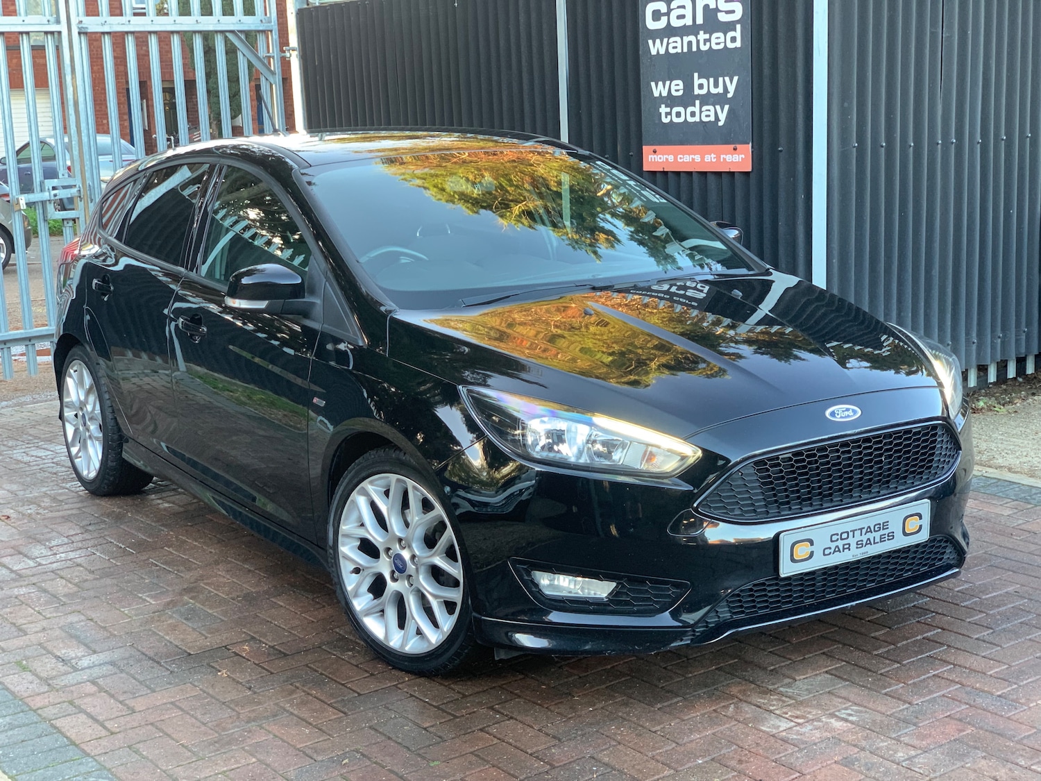 Used Ford Focus 2018 for sale - 76369076: Photo 2