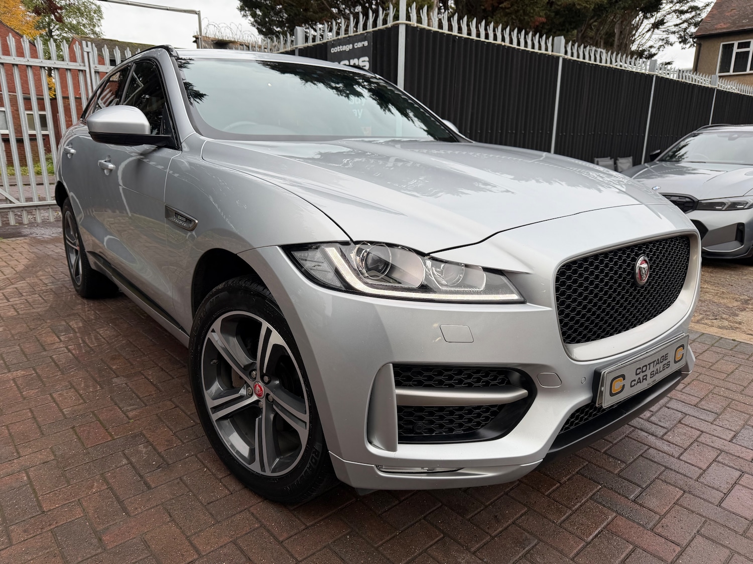 Used Jaguar F-Pace 2017 for sale - 76836579: Photo 2