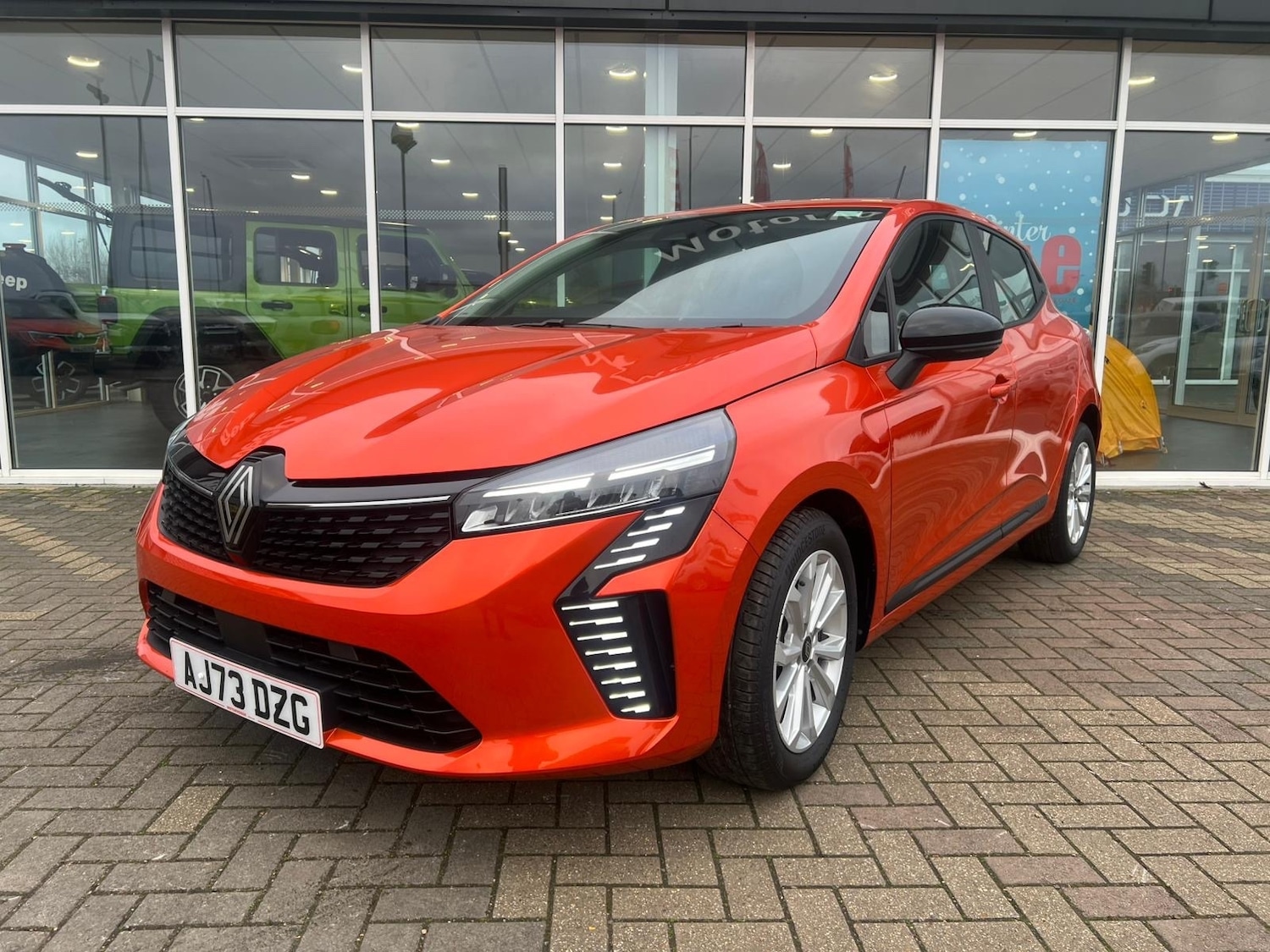 Used Renault Clio 2023 for sale - 76869633: Photo 2